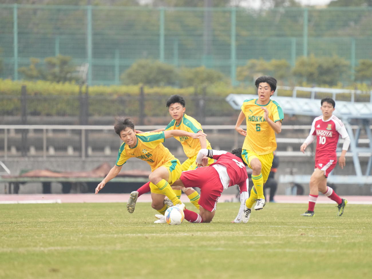 全国高校サッカー選手権大会2回戦　北海対名古屋　前半、ボールを奪い合う、左から北海・田中、成沢、西脇＝（撮影・小沢裕）