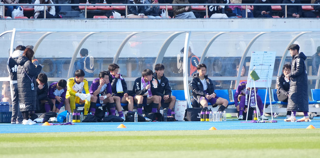 初芝橋本対堀越　前半終了後、ベンチでミーティングを行う堀越の選手たち（撮影・江口和貴）