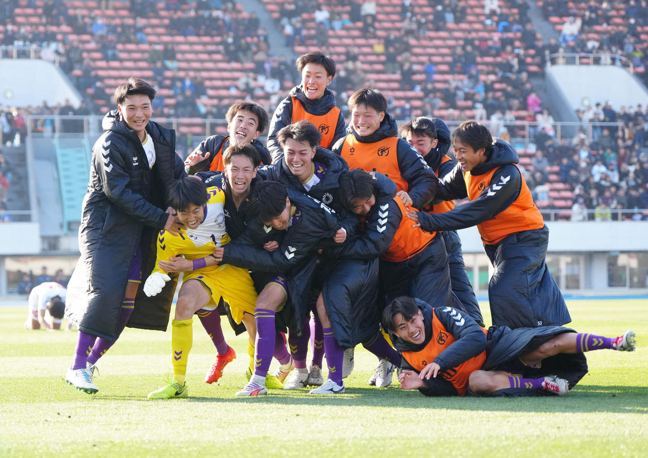 初芝橋本対堀越　PK戦で勝利し歓喜する堀越の選手たち（撮影・江口和貴）
