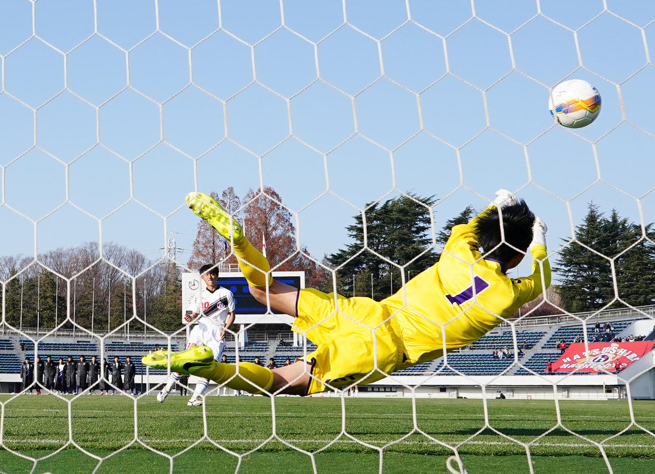 初芝橋本対堀越　PK戦の8本目、堀越GK吉富（手前）に止められる初芝橋本・角野（撮影・江口和貴）