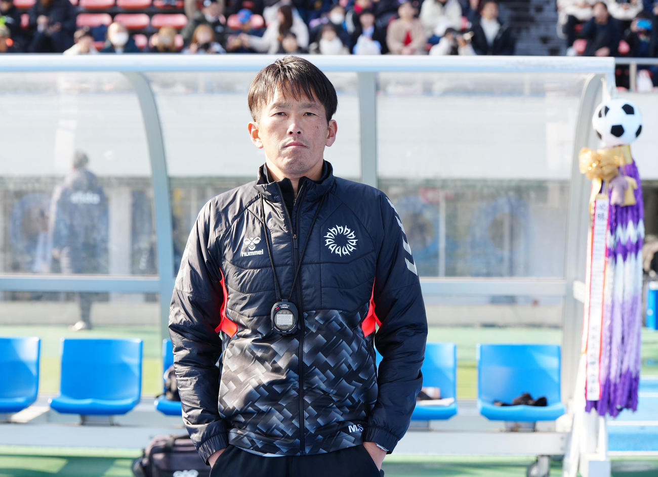 初芝橋本対堀越　試合前、ベンチ前に立つ堀越・佐藤監督（撮影・江口和貴）