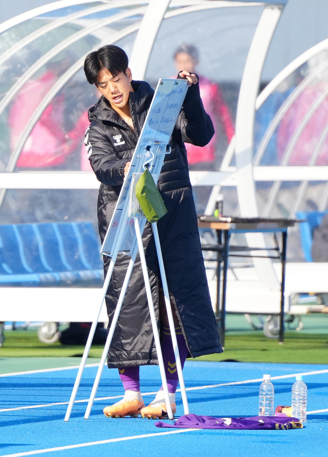 初芝橋本対堀越　前半終了後、ベンチでミーティングする堀越・中村（撮影・江口和貴）