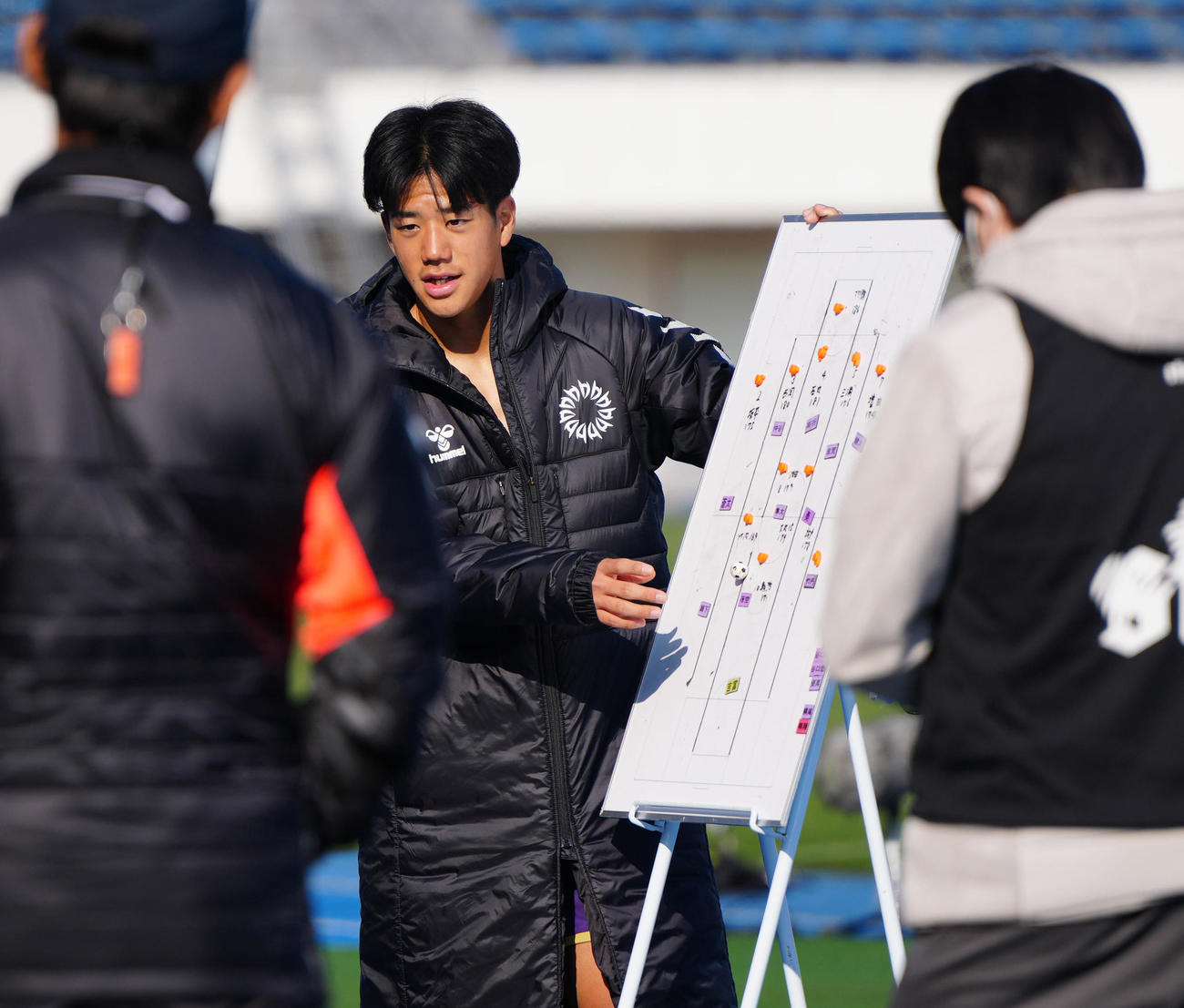 初芝橋本対堀越　前半終了後、ベンチでのミーティングで指示を出す堀越・中村（撮影・江口和貴）
