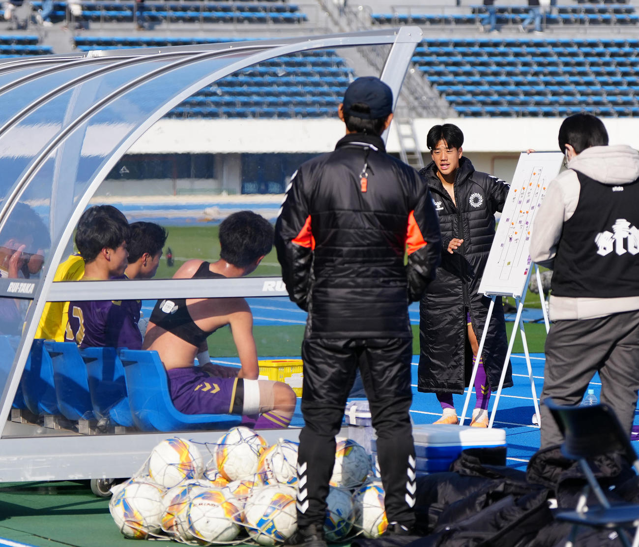 初芝橋本対堀越　前半終了後、ベンチでのミーティングで指示を出す堀越・中村（右から2人目）（撮影・江口和貴）