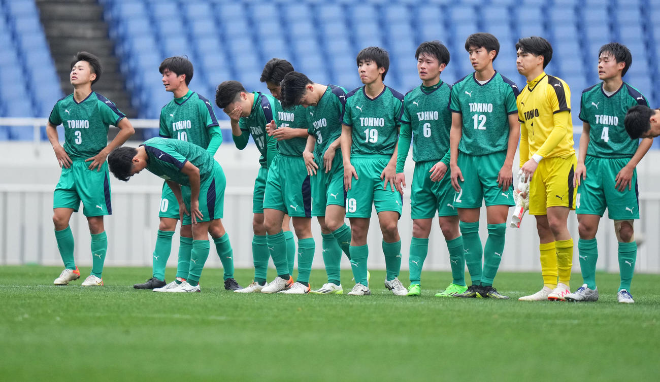 遠野対大津　大津に敗れ肩を落とす遠野イレブン（撮影・横山健太）