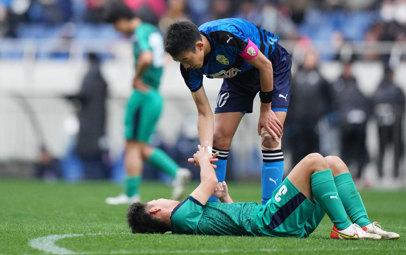 遠野対大津　健闘を称え合う遠野・佐々木（下）と遠野・碇（撮影・横山健太）