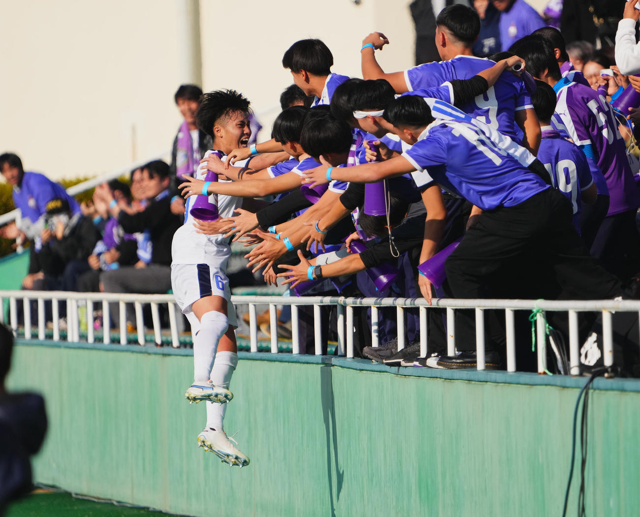 富山第一対京都橘　後半、PKを決め、スタンドに駆け寄る富山第一・多賀（左）（撮影・菅敏）