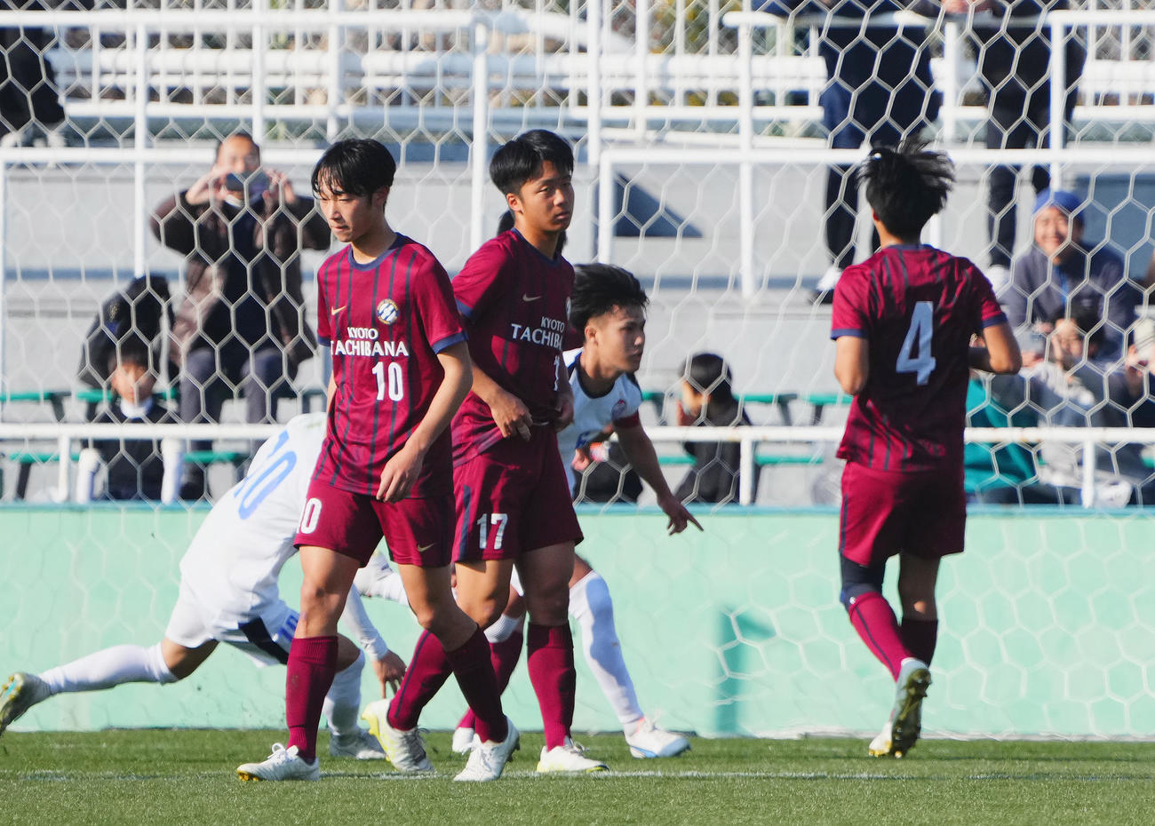 富山第一対京都橘　後半、富山第一・多賀（後方）にPKを決められ、肩を落とす京都橘の選手たち（撮影・菅敏）