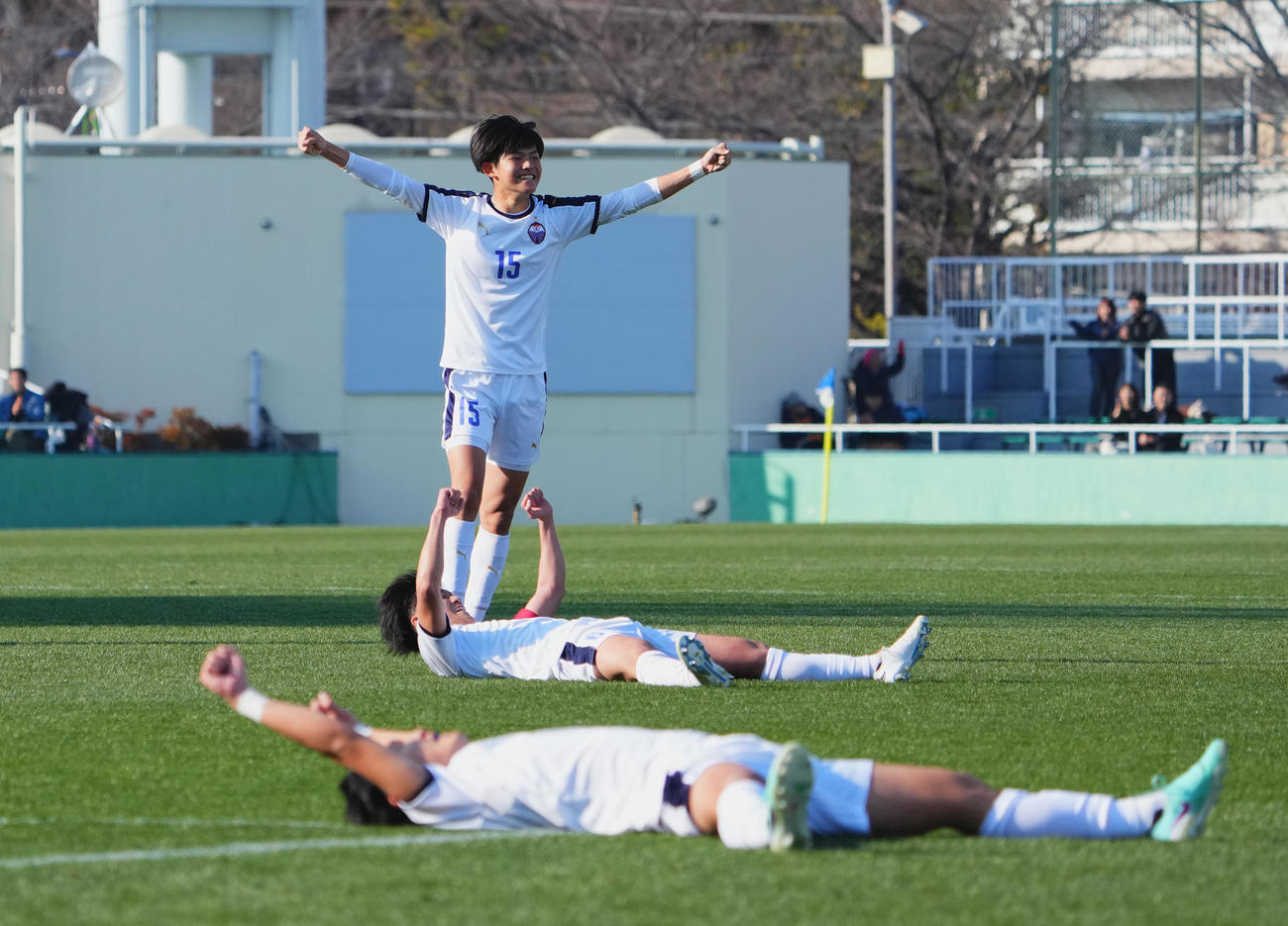 京都橘を破り、ガッツポーズを見せる富山第一・多賀滉人（中央）ら選手たち（撮影・菅敏）