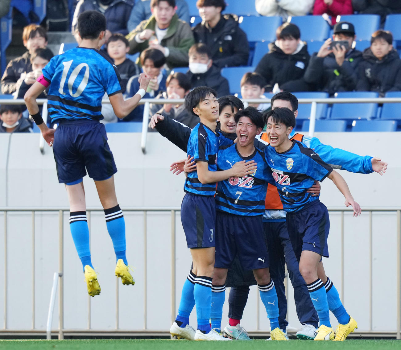 遠野対大津　前半、ゴールを決めチームメートと抱き合う大津・古川（右から3人目）（撮影・横山健太）