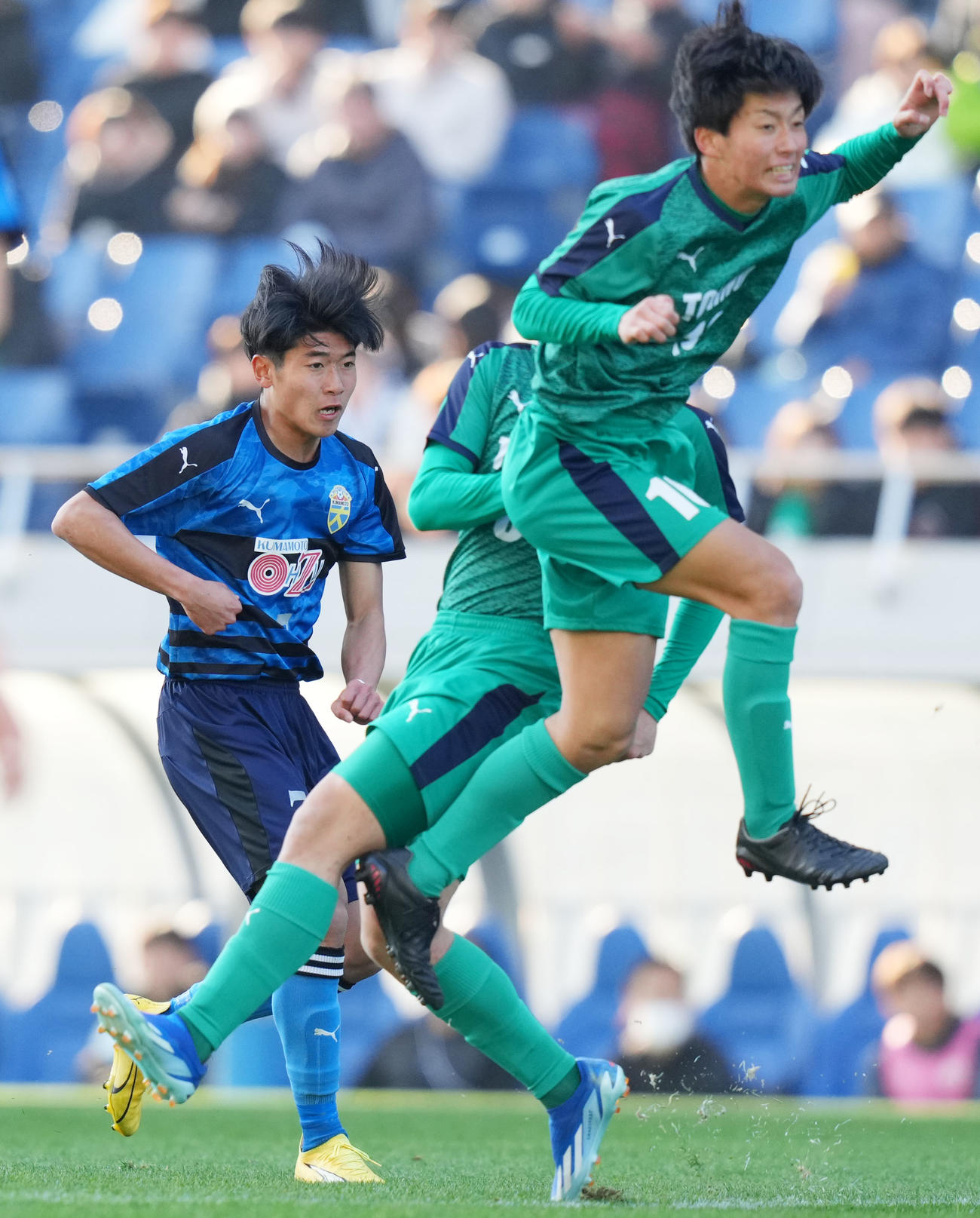 遠野対大津　前半、ゴールを決める大津・古川（左）（撮影・横山健太）