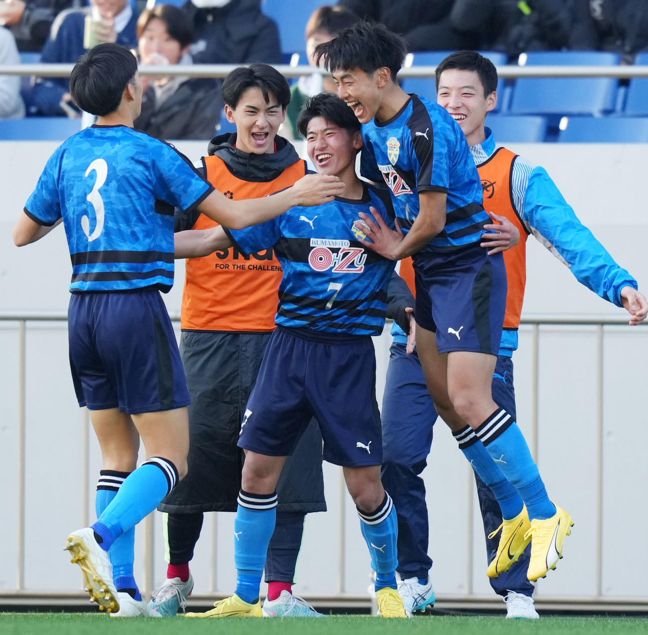 遠野対大津　前半、ゴールを決めチームメートと抱き合う大津・古川（中央）（撮影・横山健太）
