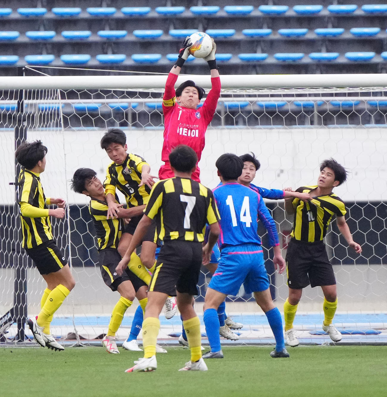 ノースアジア大明桜対名護　後半、ボールをキャッチするノースアジア大明桜GK川村（後方中央）（撮影・江口和貴）