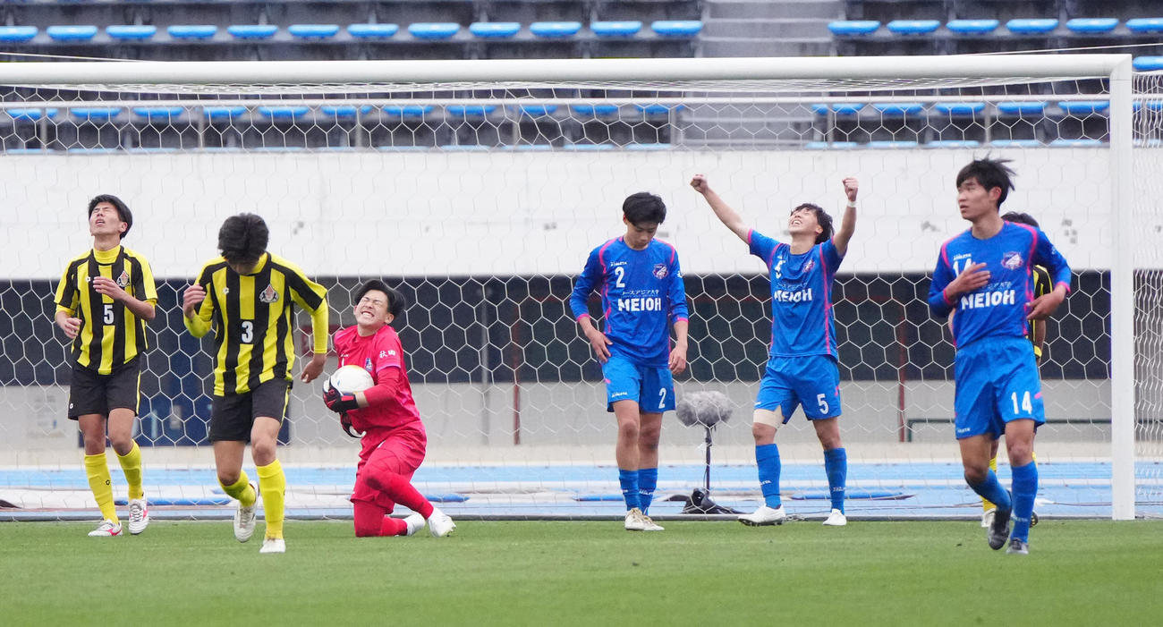 ノースアジア大明桜対名護　試合終了のホイッスルを聞き、歓喜するGK川村（左から3人目）らノースアジア大明桜の選手たち（撮影・江口和貴）