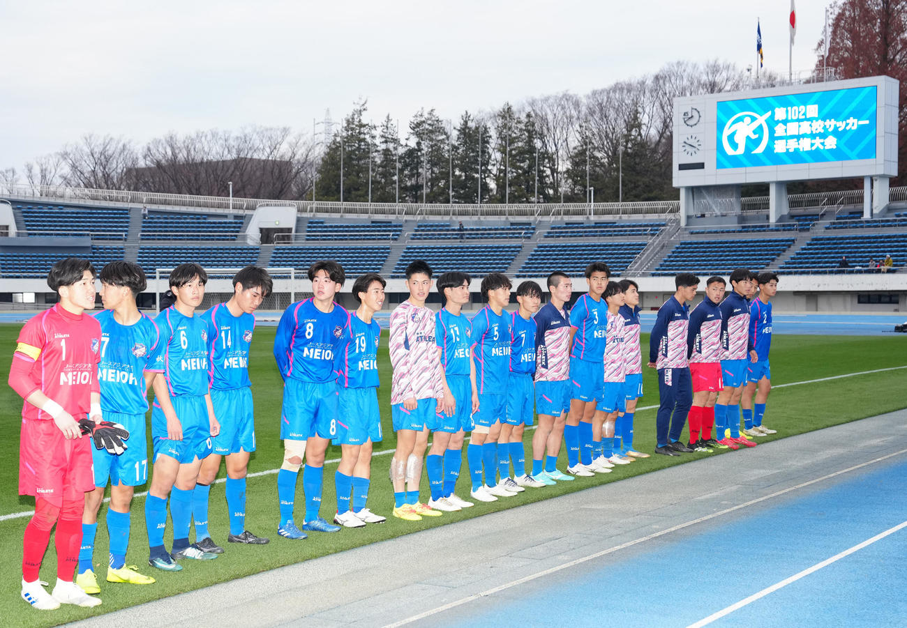 ノースアジア大明桜対名護　試合後、応援席にあいさつするノースアジア大明桜の選手たち（撮影・江口和貴）