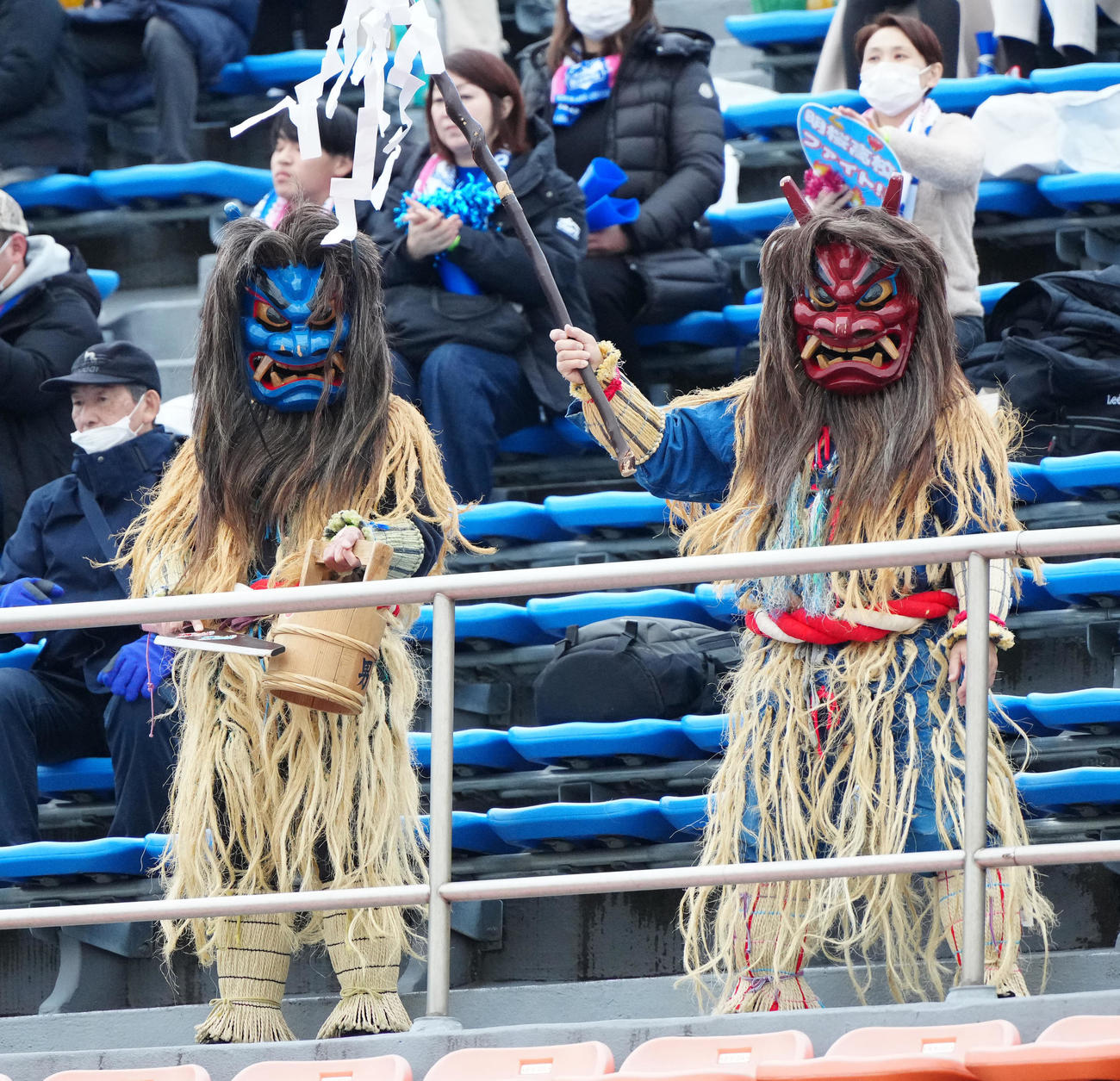 ノースアジア大明桜対名護　試合後、勝利したノースアジア大明桜の選手たちを祝福するなまはげ（撮影・江口和貴）
