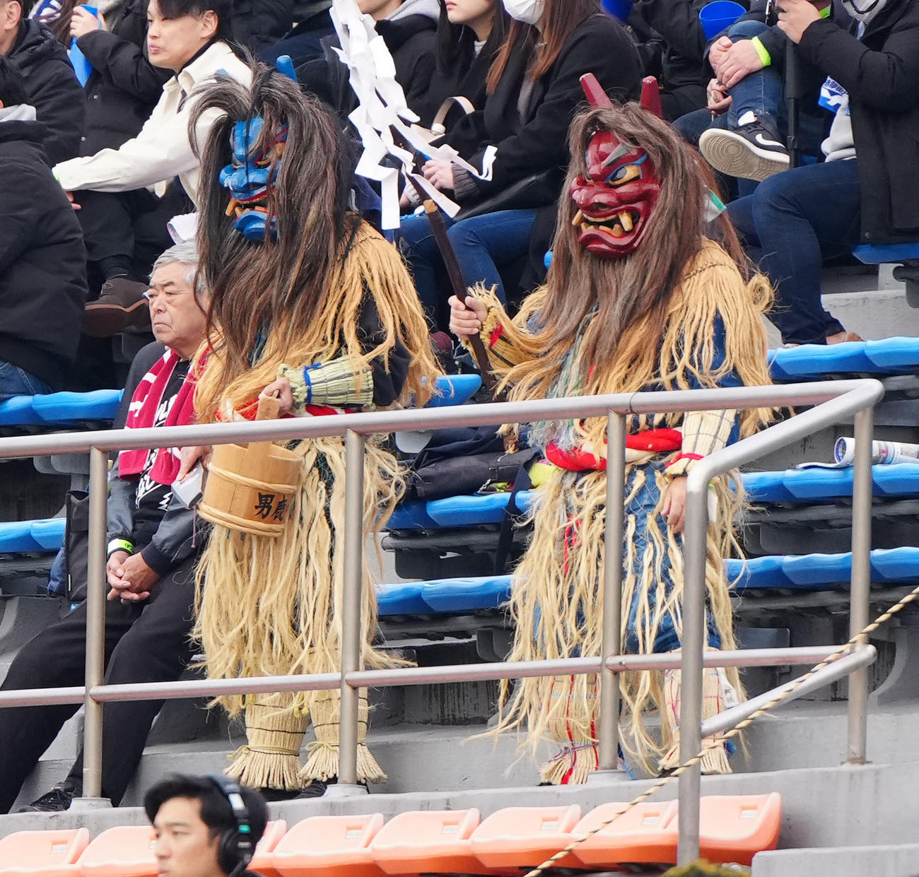 ノースアジア大明桜対名護　前半、ノースアジア大明桜を応援するなまはげ（撮影・江口和貴）