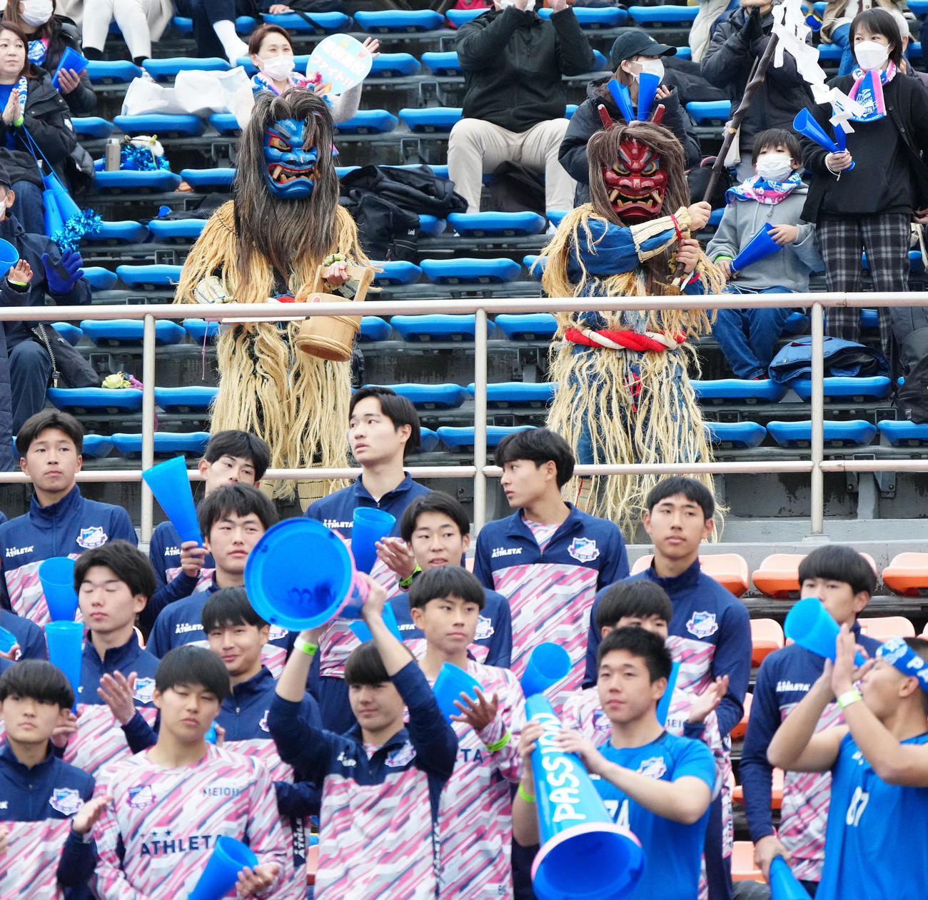 ノースアジア大明桜対名護　試合後、勝利したノースアジア大明桜の選手たちを祝福するなまはげ（撮影・江口和貴）