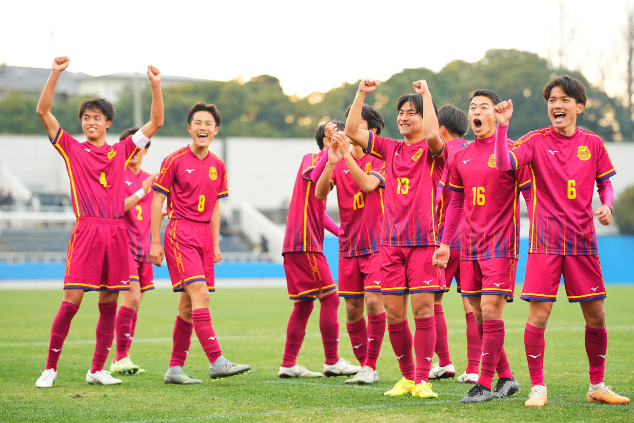 前橋育英対神戸弘陵　前橋育英に勝利し応援団と盛り上がる神戸弘陵の選手たち（撮影・垰建太）