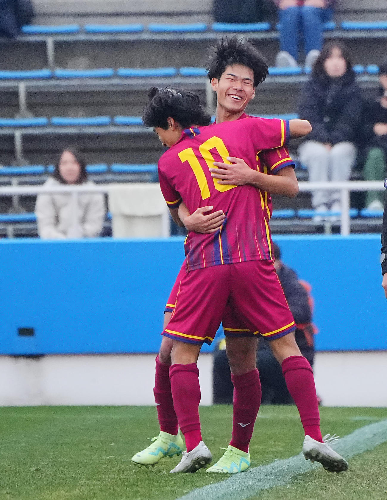 前橋育英対神戸弘陵　後半、チーム2点目のゴールを決め喜ぶ神戸弘陵・馬場（右）（撮影・垰建太）