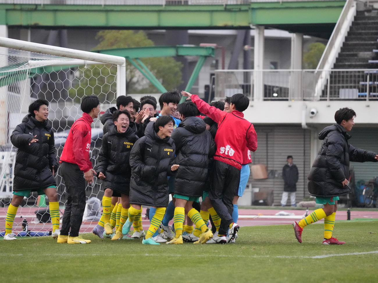 星稜対四日市中央工　PK戦を制しての勝利に沸く星稜イレブン（撮影・小沢裕）