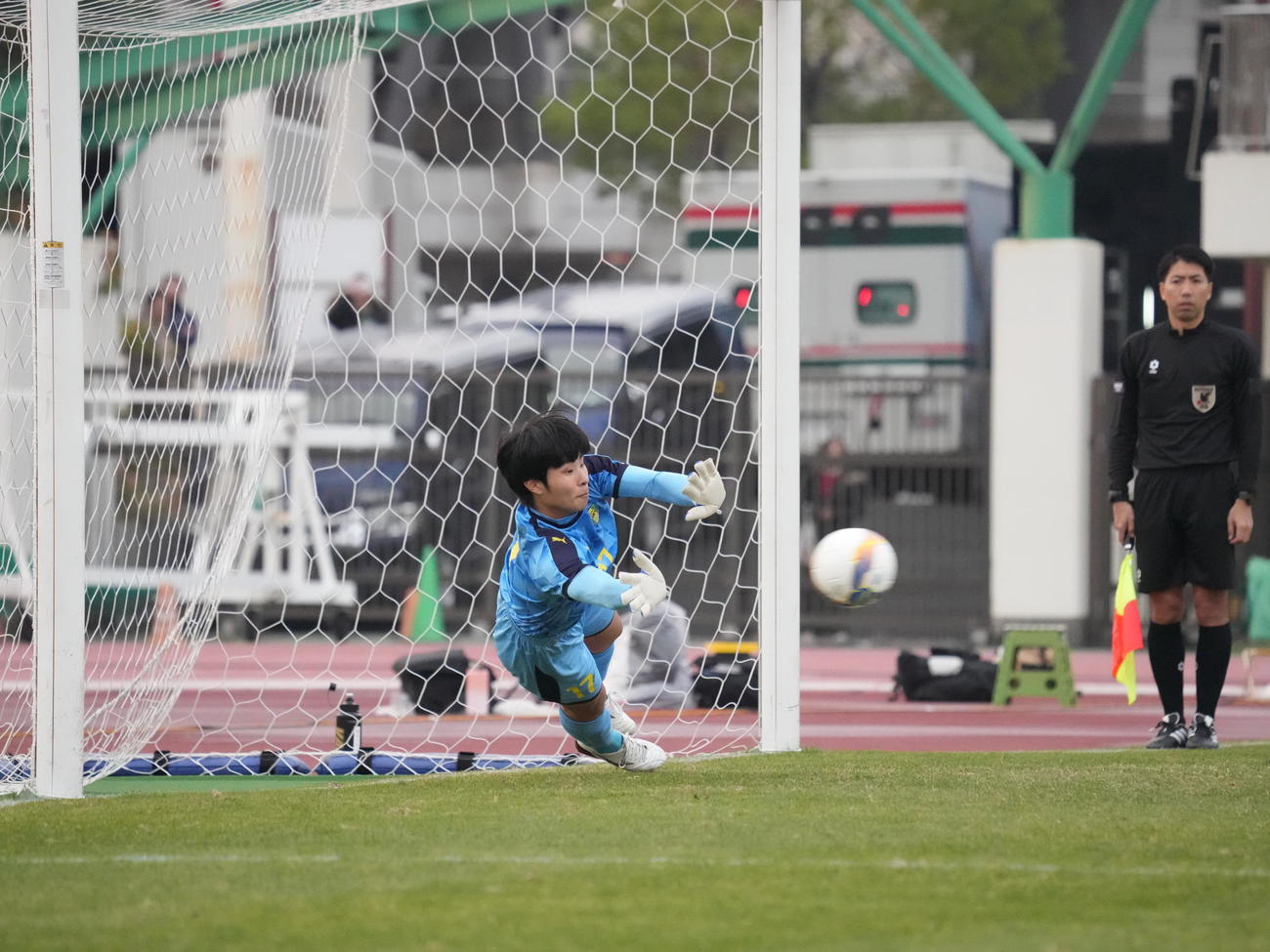 全国高校サッカー選手権大会2回戦　星稜対四日市中央工　PK戦で勝利を決める3人目のキックを止める星稜GK佐藤（撮影・小沢裕）