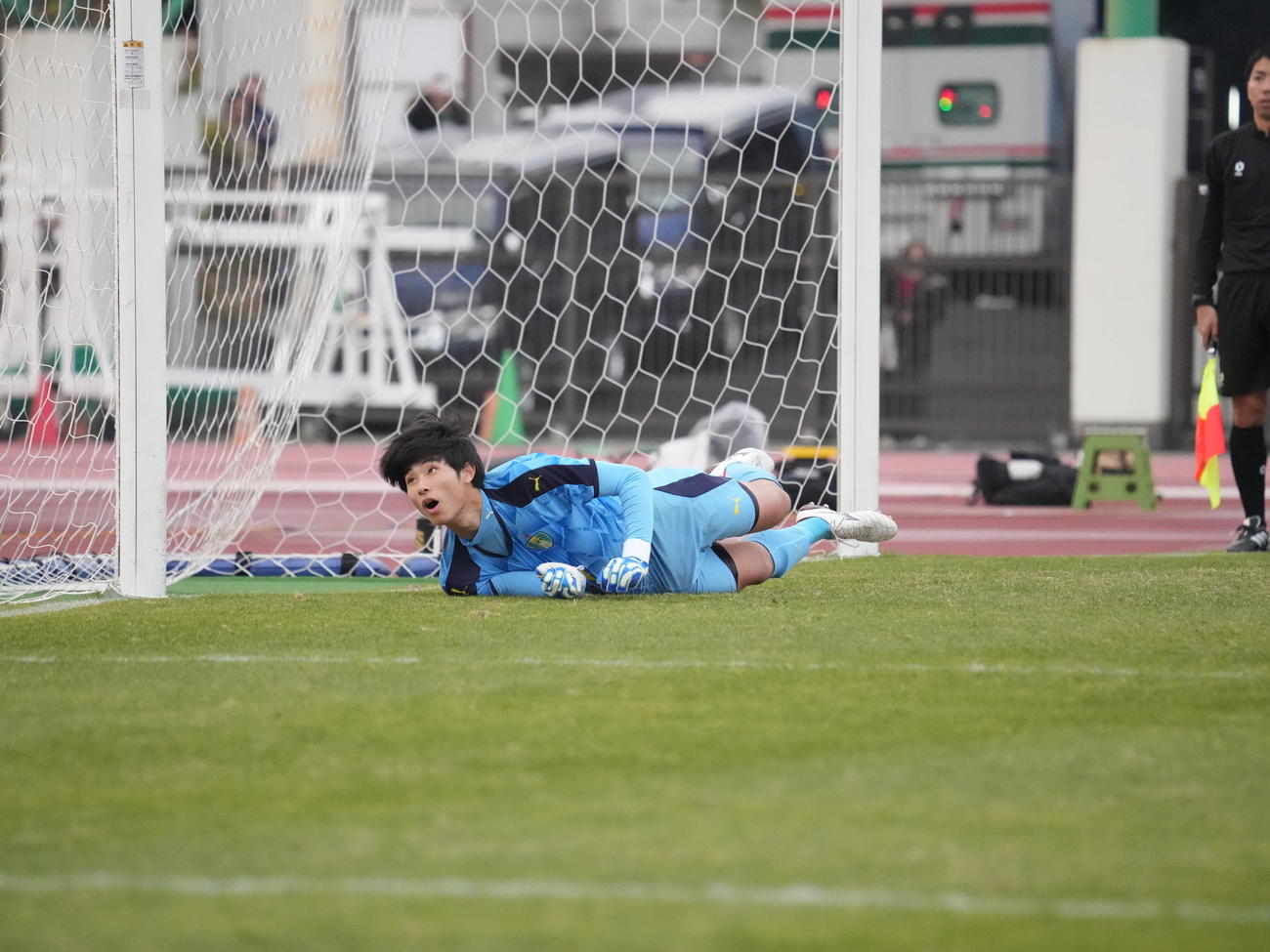 全国高校サッカー選手権大会2回戦　星稜対四日市中央工　PK戦で勝利を決める3人目のキックを止める星稜GK佐藤（撮影・小沢裕）