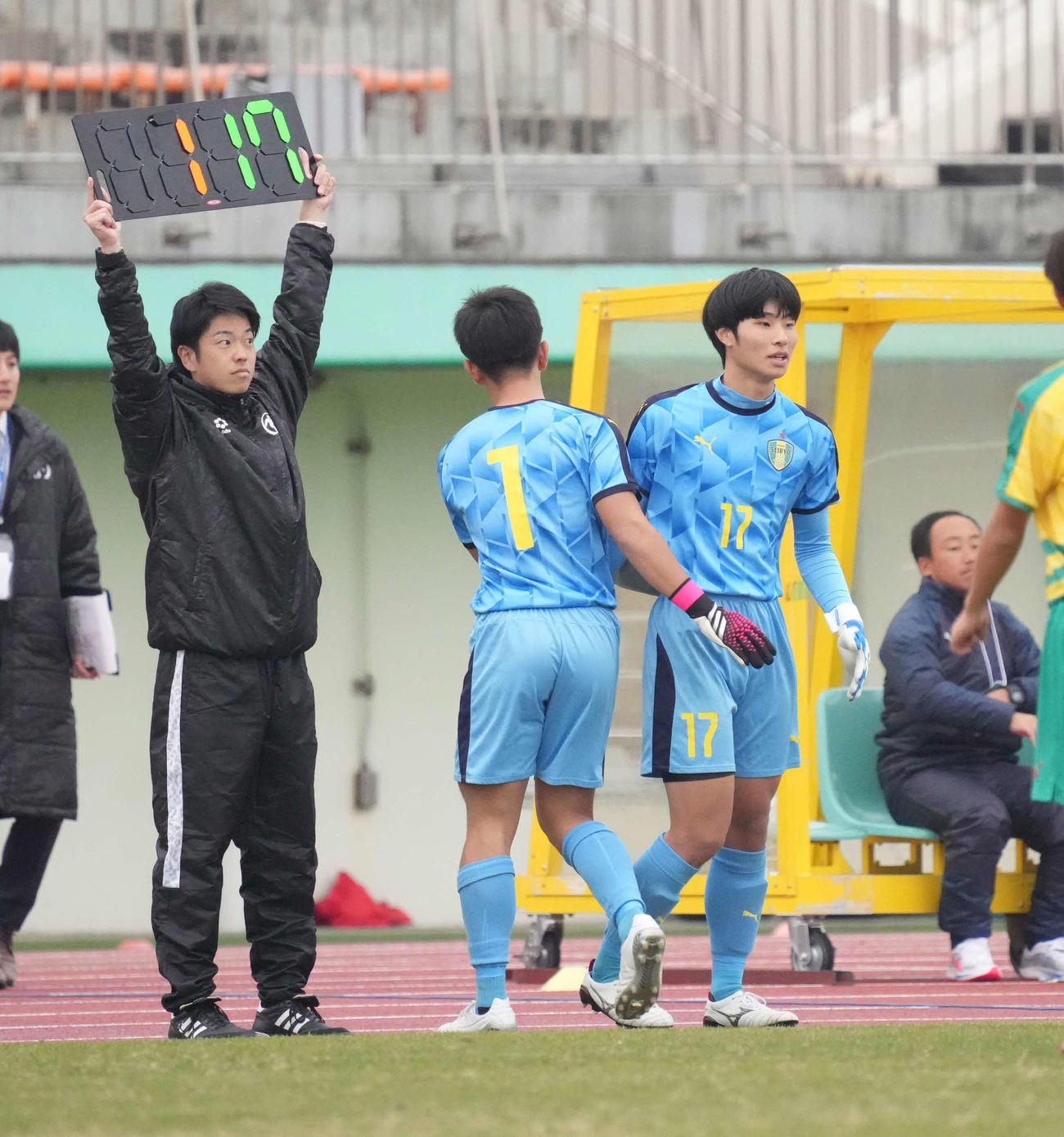 星稜対四日市中央工　後半、PK戦に備え先発のGK橋本と交代する佐藤（撮影・小沢裕）