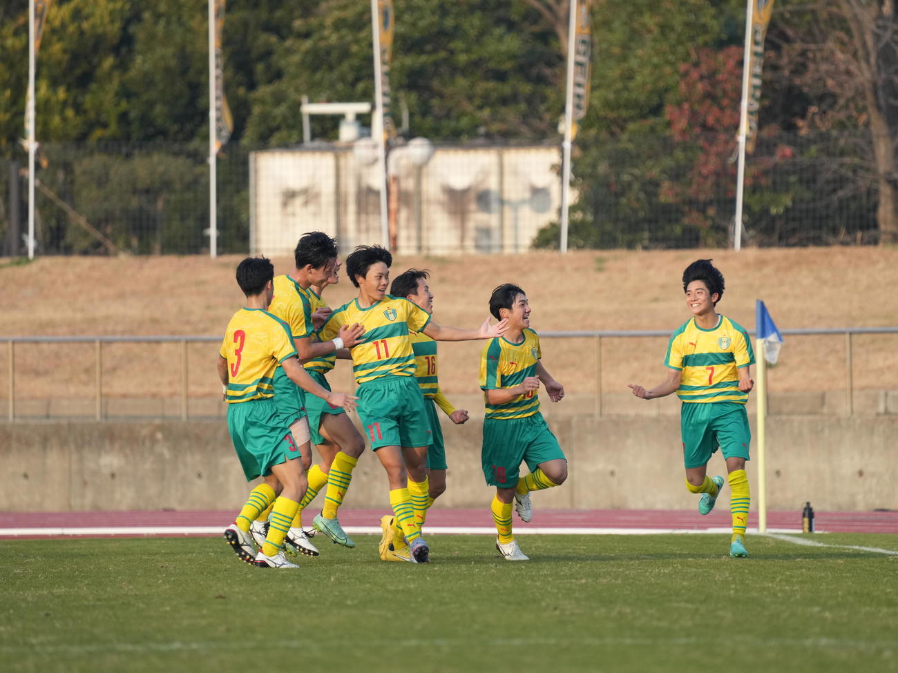 全国高校サッカー選手権大会2回戦　星稜対四日市中央工　後半、星稜・南（左から4人目）は同点ゴールを奪いイレブンの祝福を受ける（撮影・小沢裕）