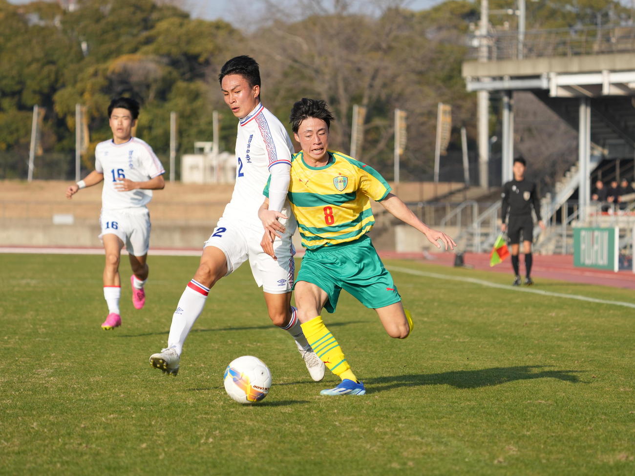 全国高校サッカー選手権大会2回戦　星稜対四日市中央工　前半、ボールを競り合う星稜・天川（右）と四日市中央工・伊藤（撮影・小沢裕）