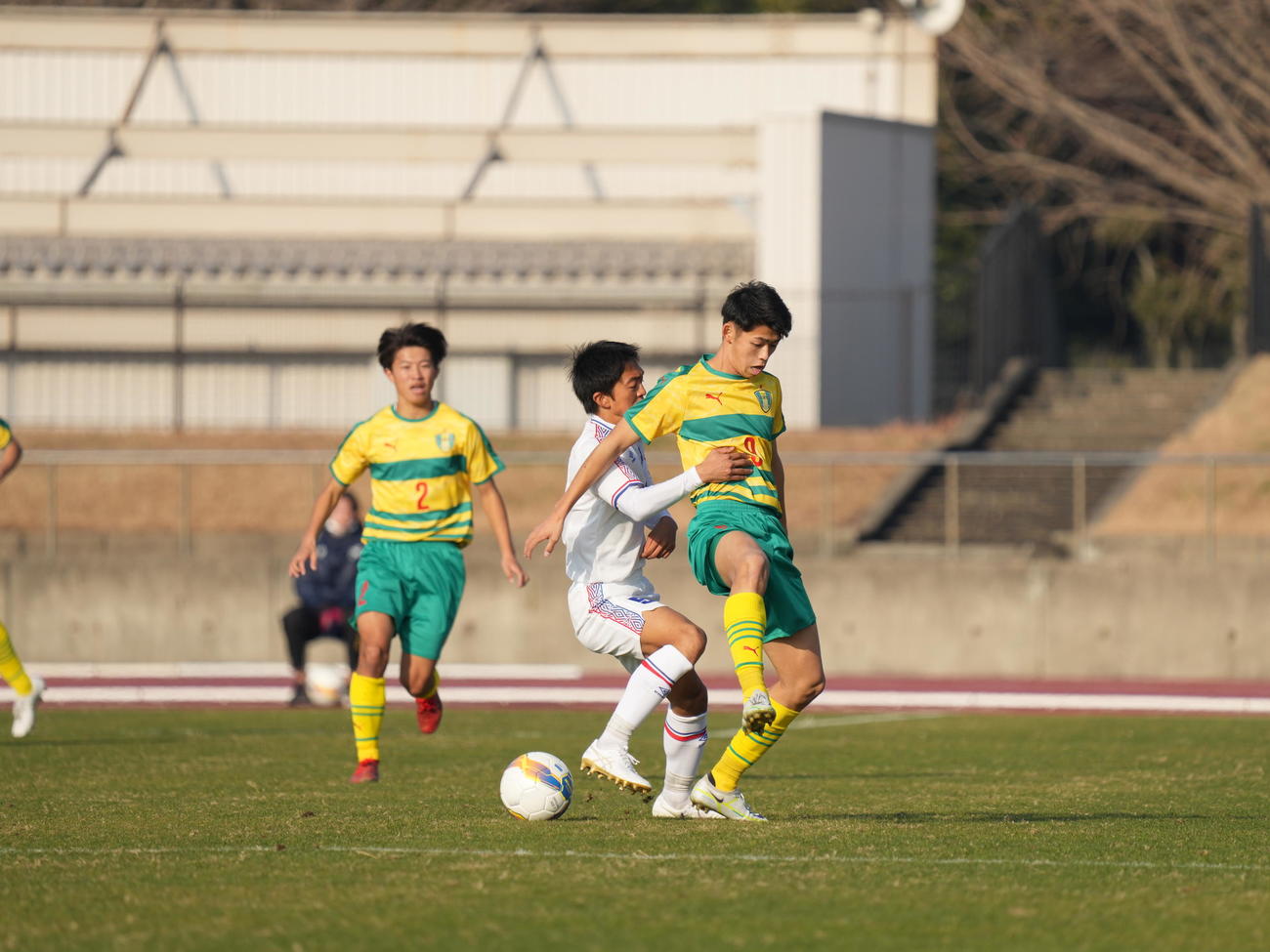 全国高校サッカー選手権大会2回戦　星稜対四日市中央工　前半、ボールを競り合う星稜・竹山（右）と四日市中央工・河合（撮影・小沢裕）