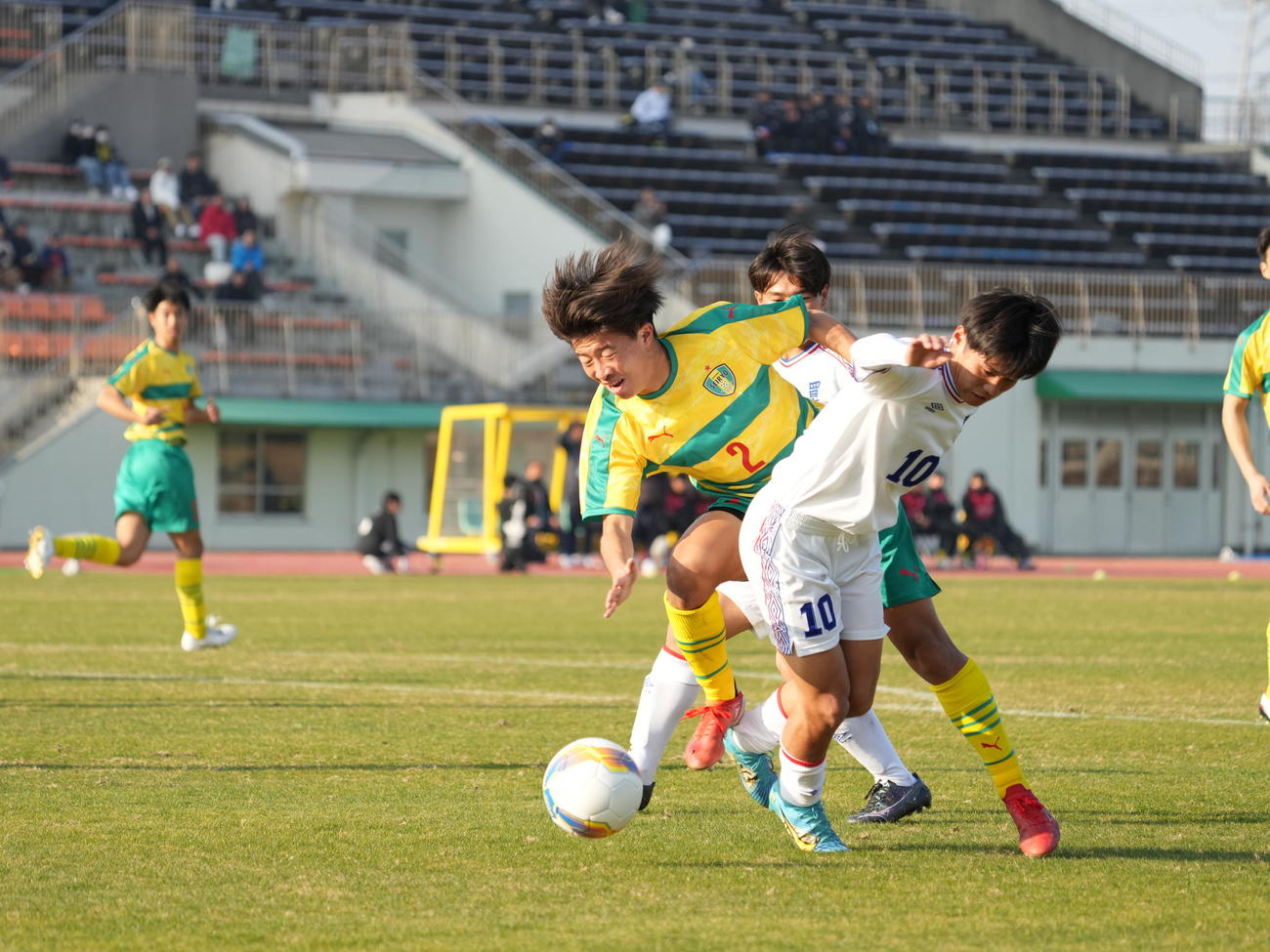 全国高校サッカー選手権大会2回戦　星稜対四日市中央工　前半、ボールを競り合う星稜・井田（左）と四日市中央工・片岡（撮影・小沢裕）