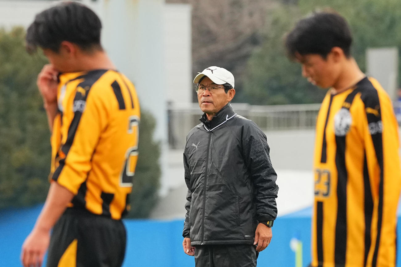 前橋育英対神戸弘陵　神戸弘陵に敗れ肩を落とす選手たちを見つめる前橋育英・山田監督（撮影・垰建太）