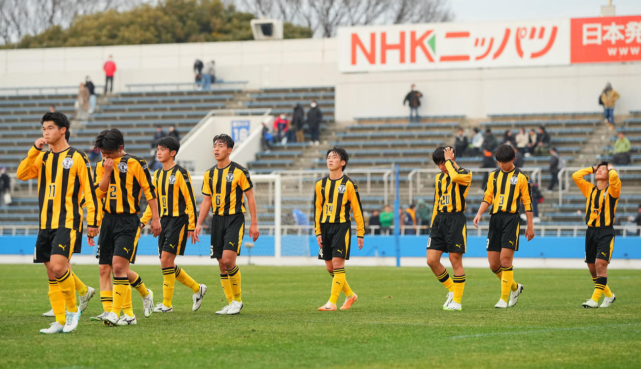 前橋育英対神戸弘陵　神戸弘陵に敗れ肩を落とす前橋育英の選手たち（撮影・垰建太）
