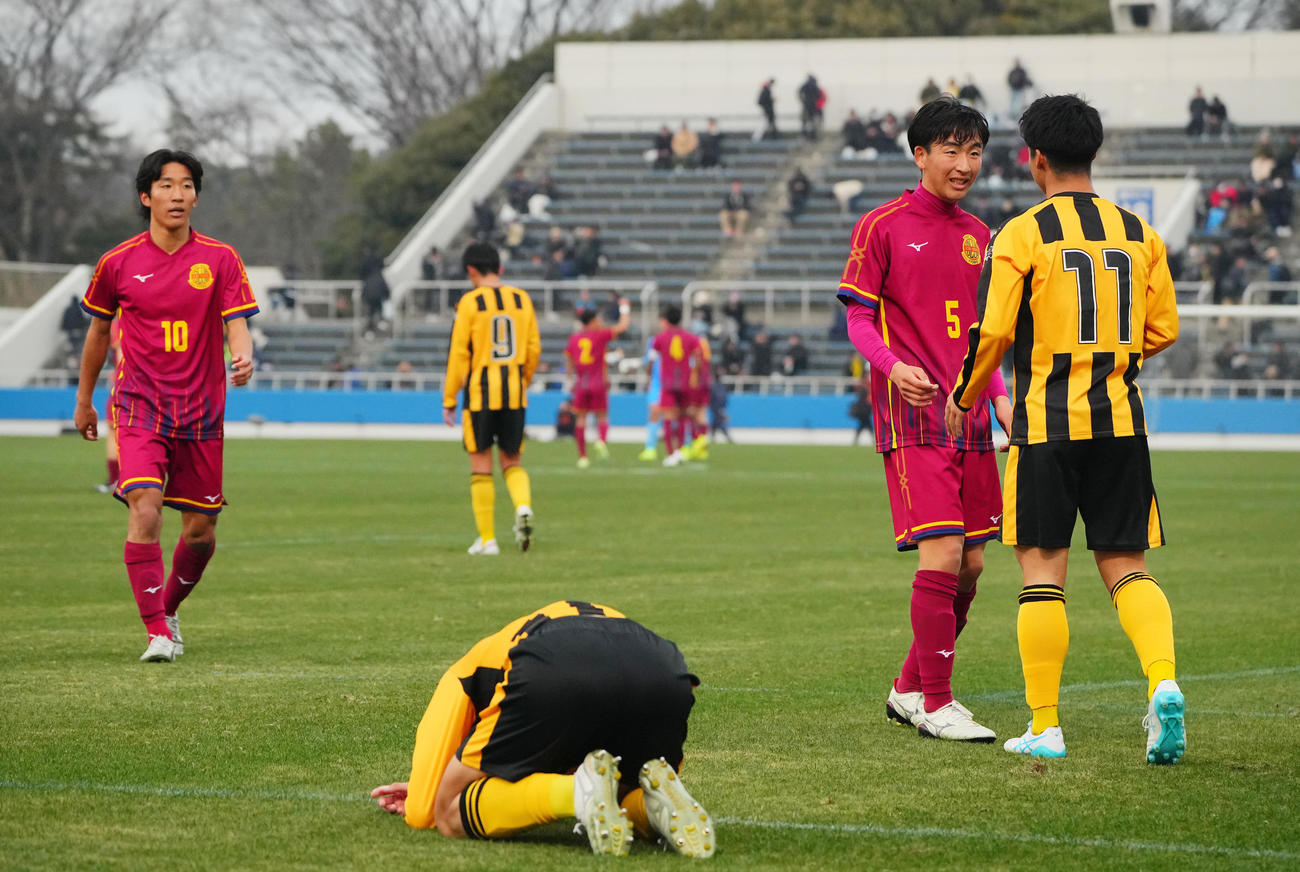 前橋育英対神戸弘陵　試合後、勝利した神戸弘陵・藤本（右から2人目）、北藤（左）は前橋育英の選手たちと健闘をたたえ合う（撮影・垰建太）