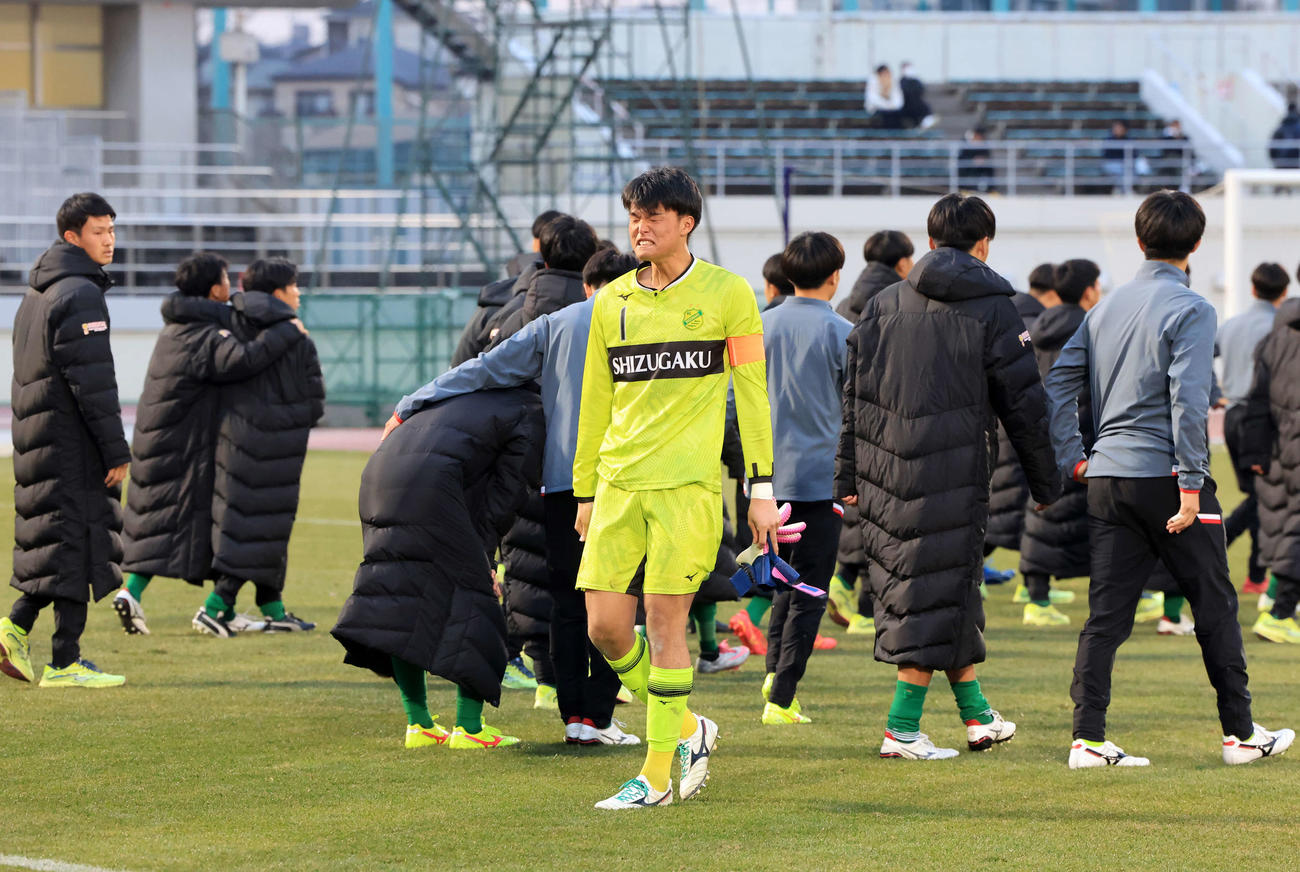 広島国際学院対静岡学園　PK戦で敗れ、スタンドへのあいさつ中、泣きじゃくる静岡学園GK中村（撮影・浅見桂子）