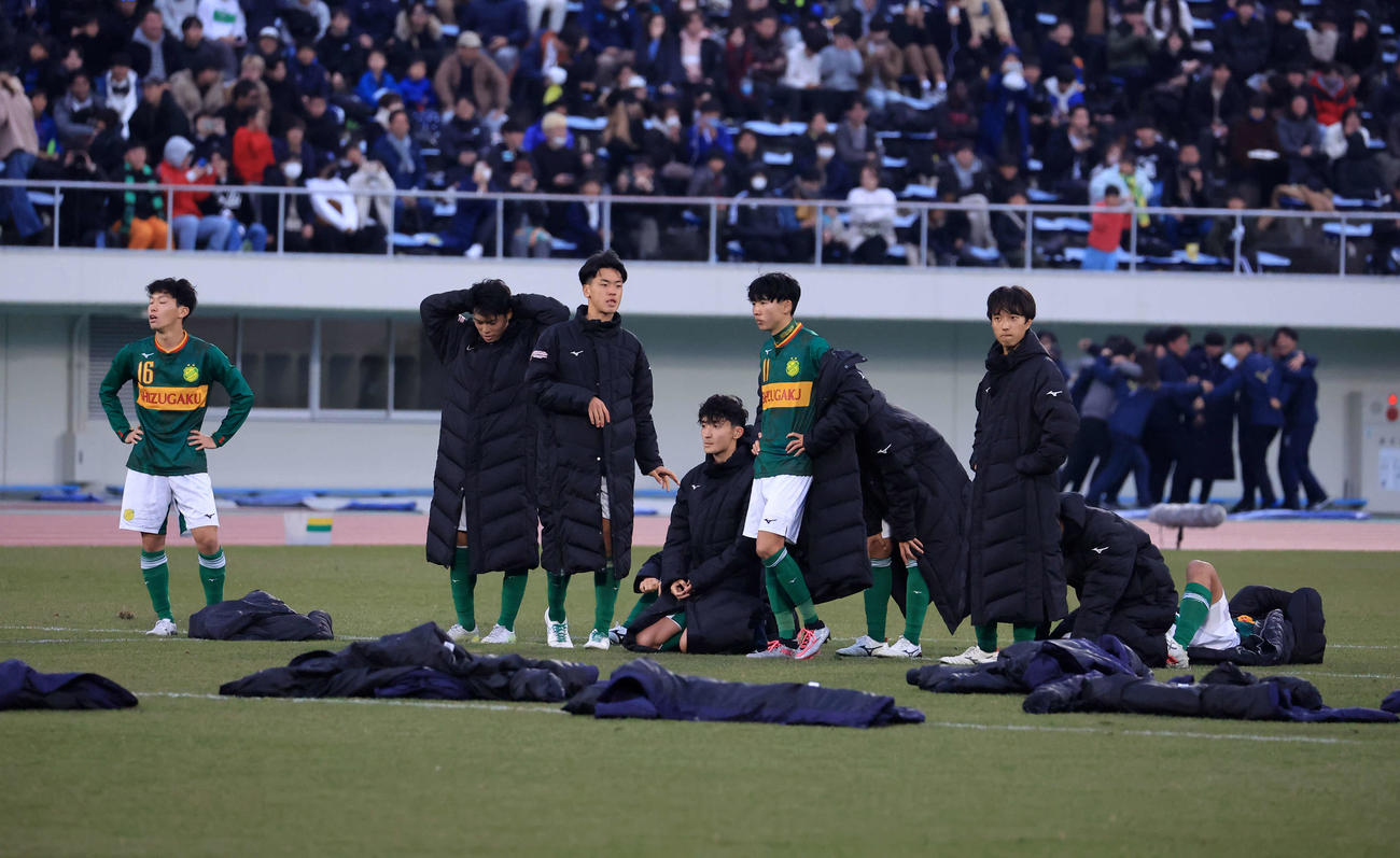 広島国際学院対静岡学園　PK戦で敗れ、ぼう然とする静岡学園イレブン（撮影・浅見桂子）