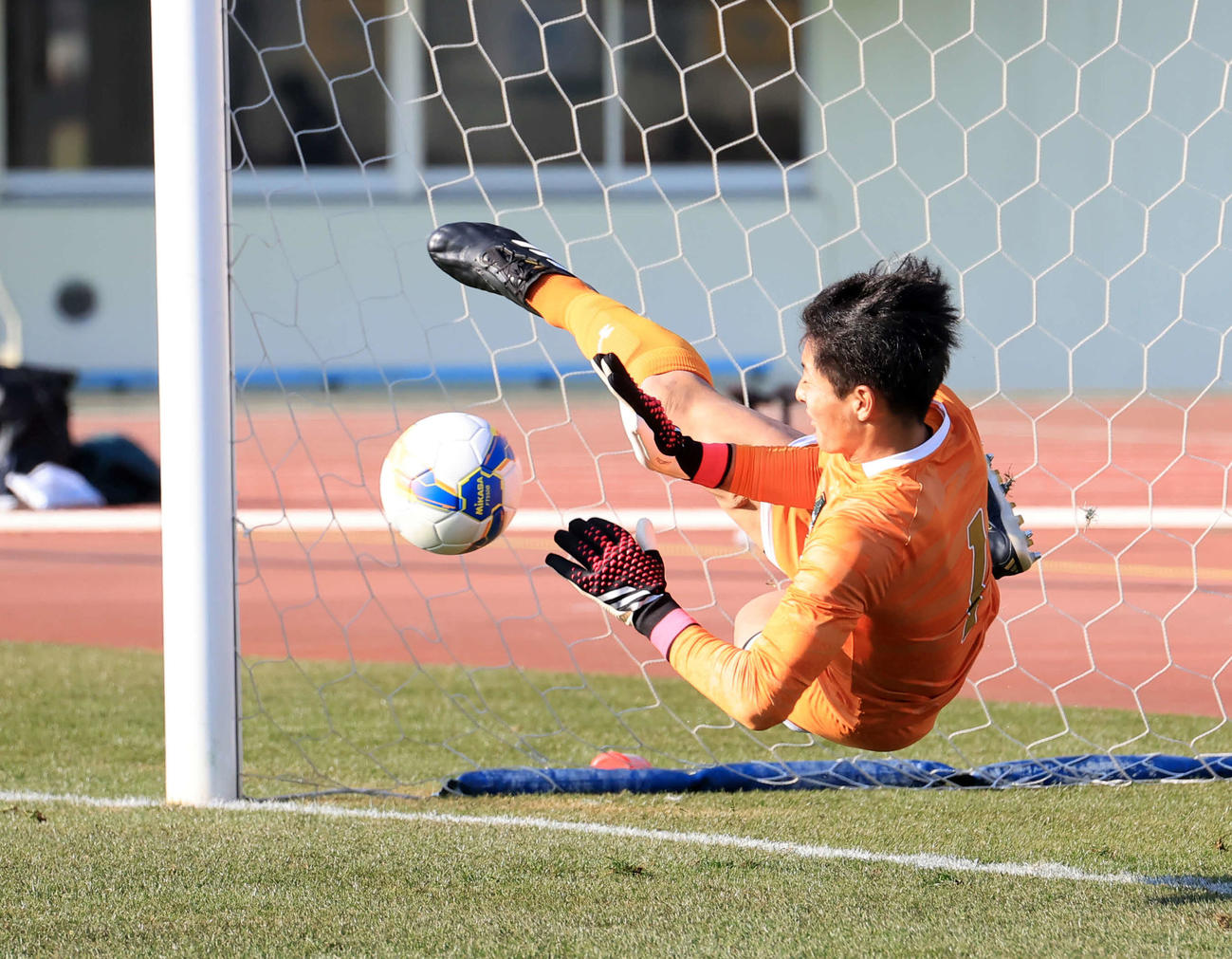 PK戦の2本目を止めるGK鈴木