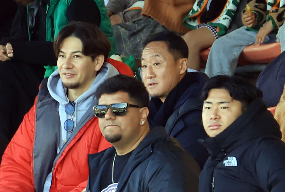 応援席で観戦する町田黒田監督（中央）