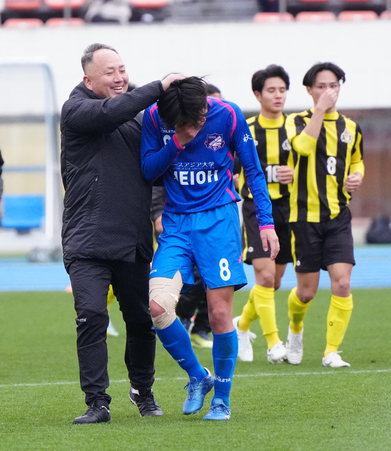 試合後、うれし涙を流す外山（右）をねぎらう原監督