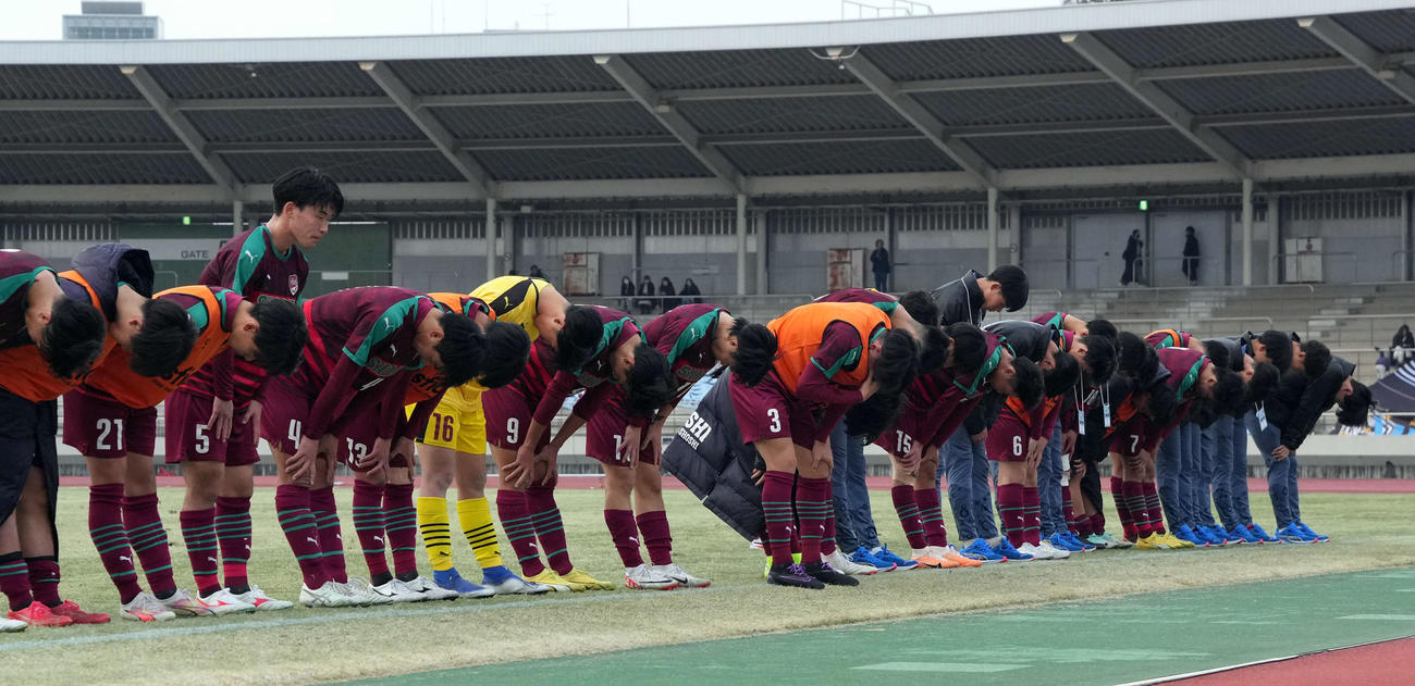 岡山学芸館に負け、応援席にあいさつする尚志
