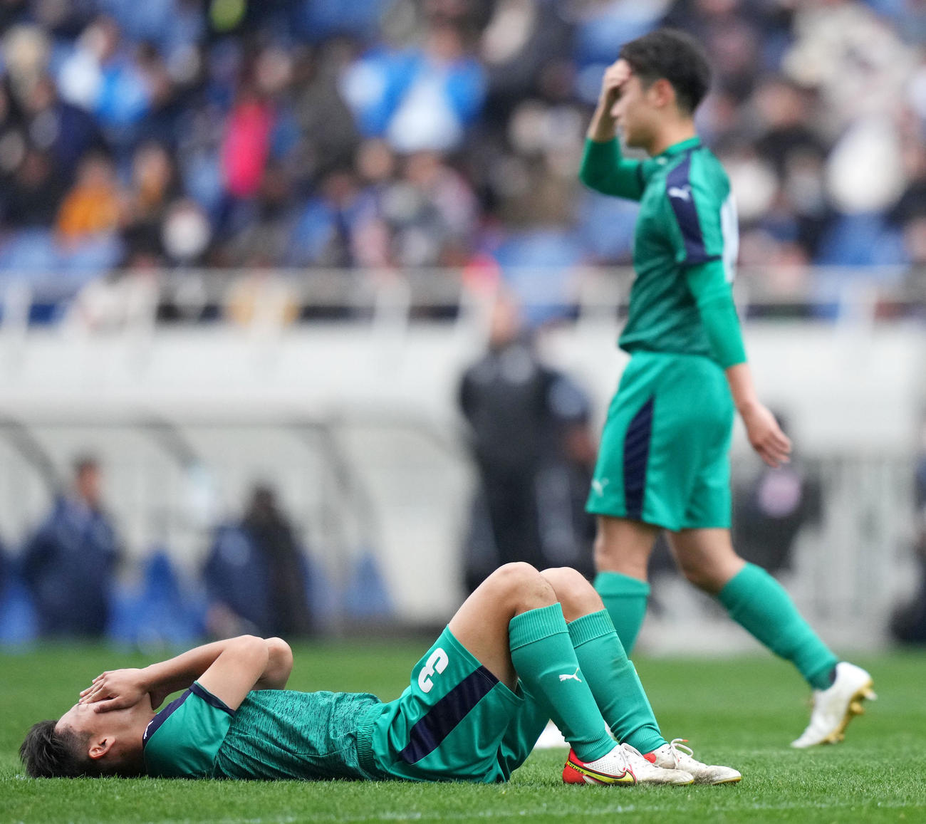 大津に敗れ肩を落とす遠野イレブン