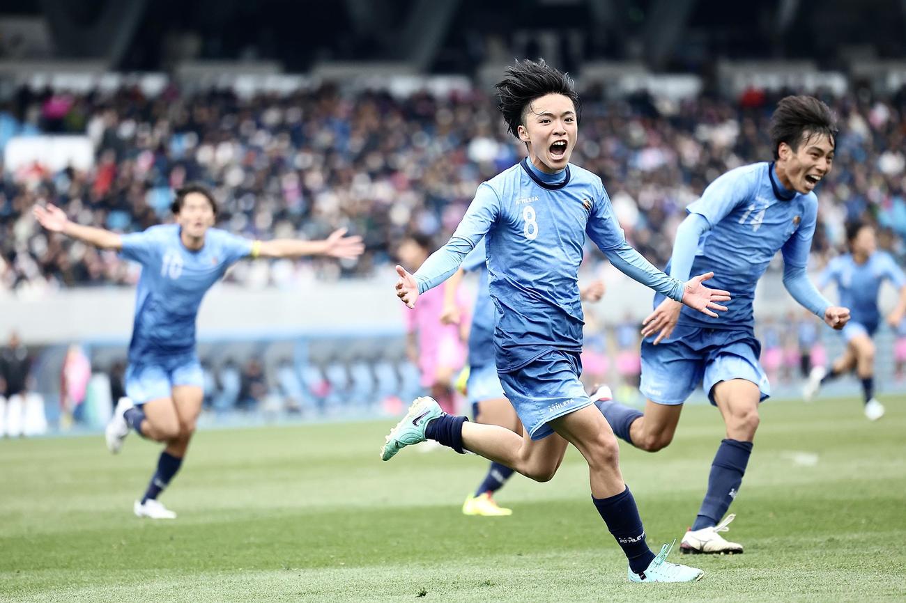 日大藤沢対近江　後半、同点ゴールを決め両手を広げ喜ぶ近江・山門（中央）（撮影・河田真司）
