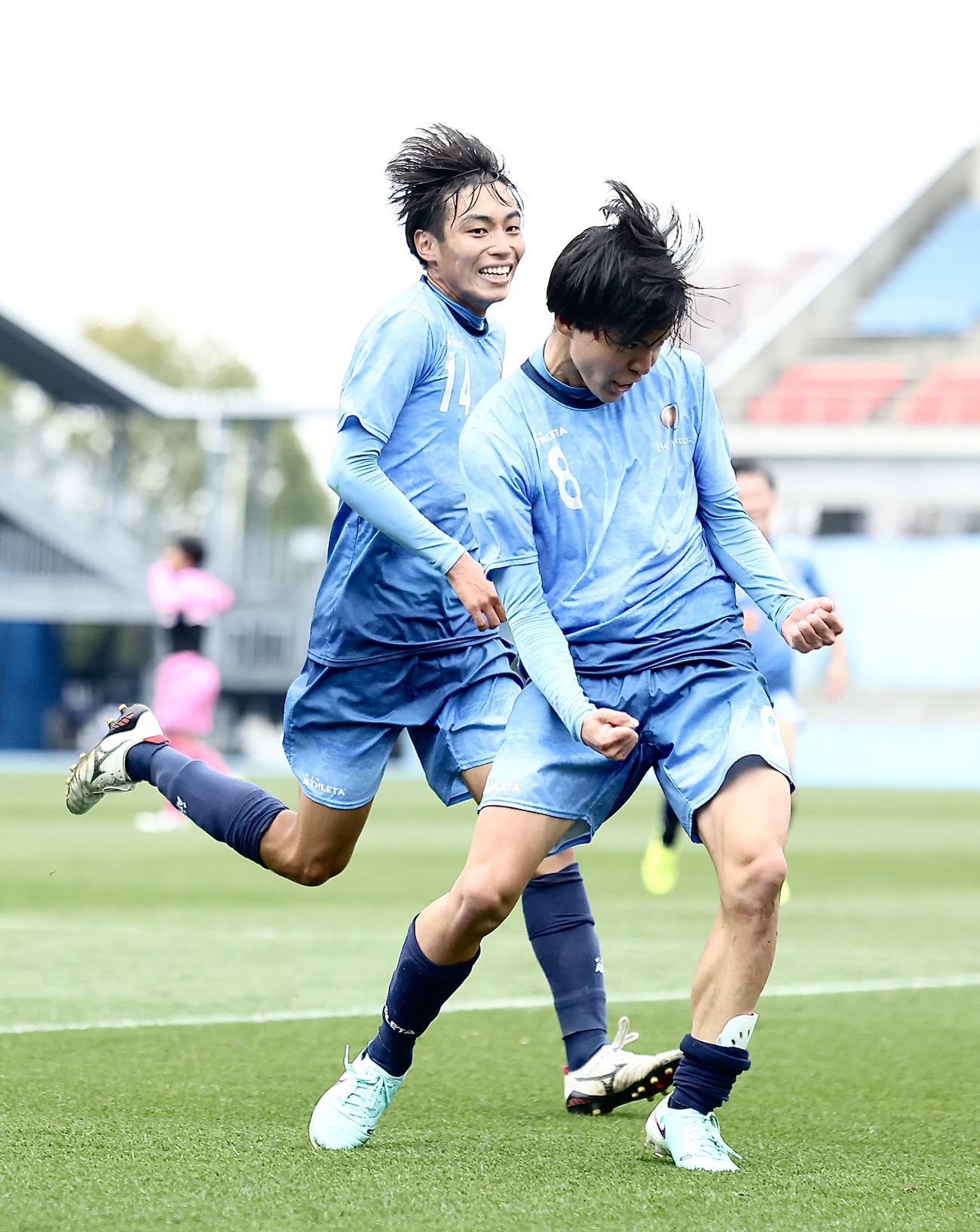 日大藤沢対近江　後半、同点ゴールを決めガッツポーズする近江・山門（右）（撮影・河田真司）