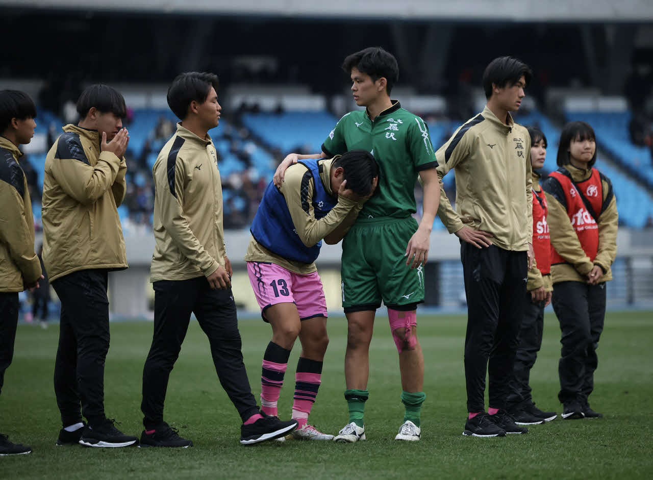 日大藤沢対近江　PK戦の末、近江に敗れ、肩を落とす日大藤沢イレブン（撮影・河田真司）