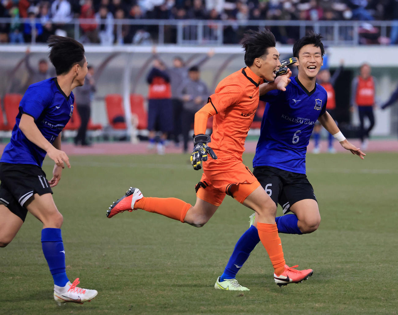 広島国際学院対静岡学園　PK戦を制してスタンドに向かって走るGK片渕（中央）ら広島国際学院イレブン（撮影・浅見桂子）