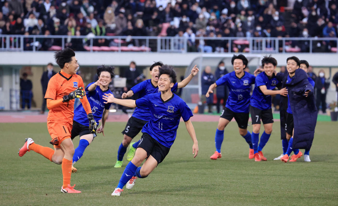 広島国際学院対静岡学園　PK戦を制してスタンドに向かって走るGK片渕竣介（左）ら広島国際学院イレブン（撮影・浅見桂子）