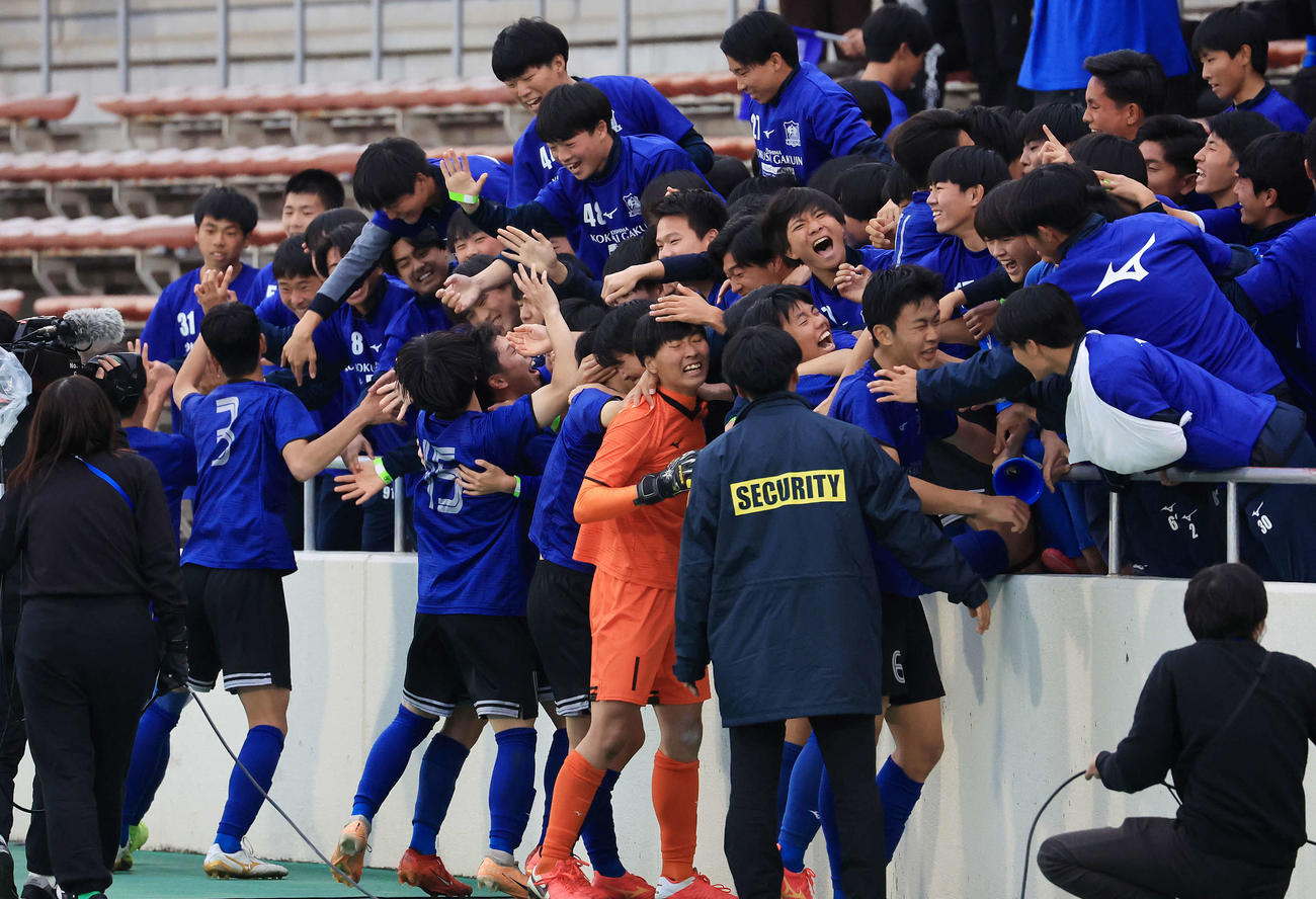 広島国際学院対静岡学園　PK戦を制してスタンドの応援団と抱き合って喜ぶ広島国際学院イレブン（撮影・浅見桂子）