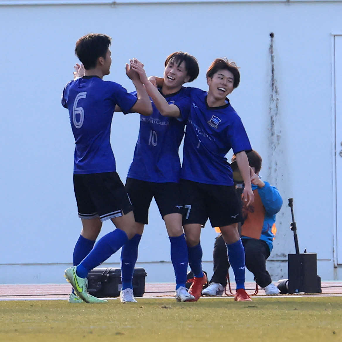 広島国際学院対静岡学園　後半、ゴールを決めイレブンと喜び合う広島国際学院・石川（中央）（撮影・浅見桂子）