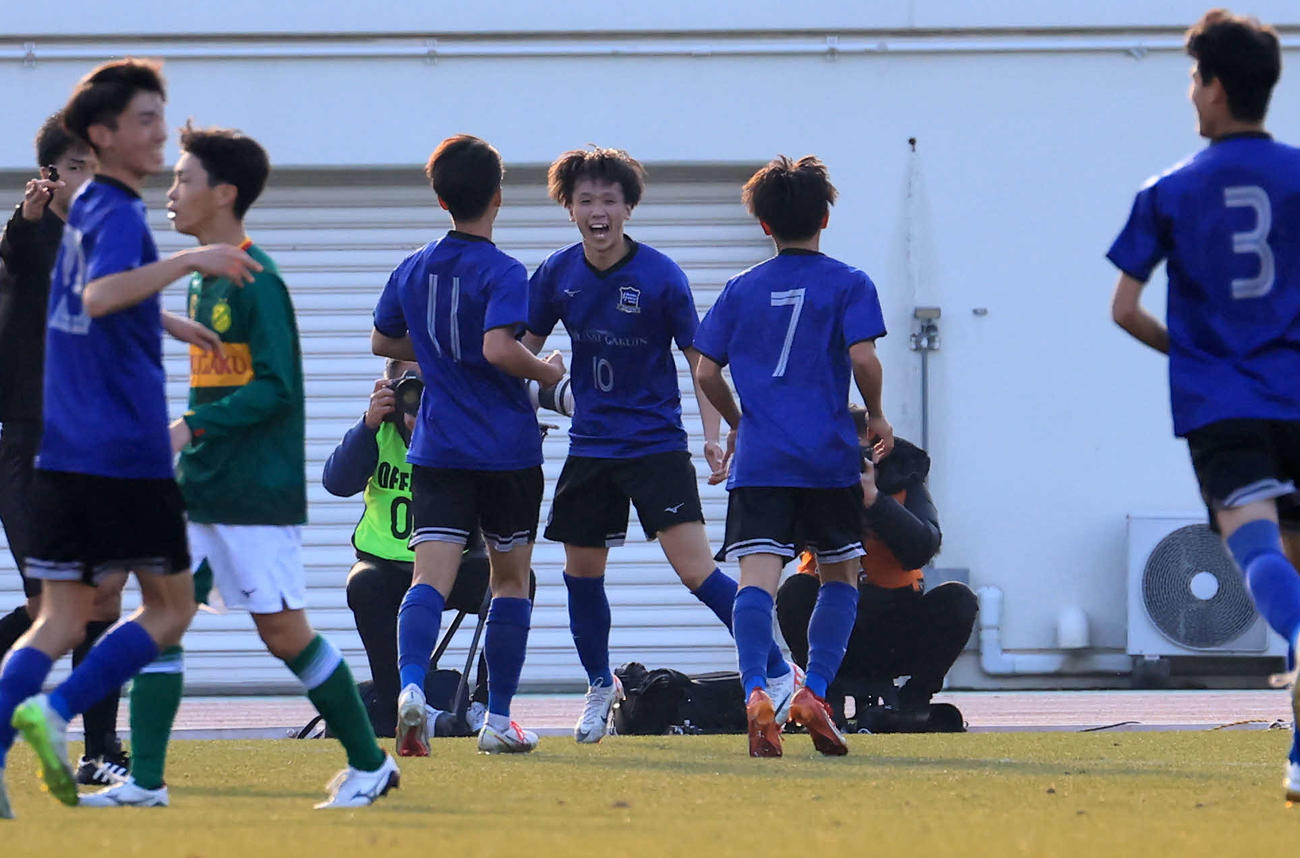 広島国際学院対静岡学園　後半、ゴールを決めイレブンと喜び合う広島国際学院・石川（中央）（撮影・浅見桂子）